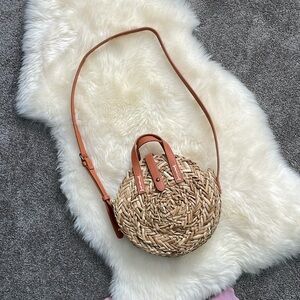 Straw shoulder purse